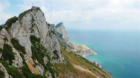 Gibraltar dʒɪˈbrɔːltɚ ) — заморскаятерриториявеликобритании на юге пиренейскогополуострова , включающая гибралтарскуюскалу и песчаный перешеек , соединяющий скалу с пиренейским полуостровом. Reise: Straße von Gibraltar