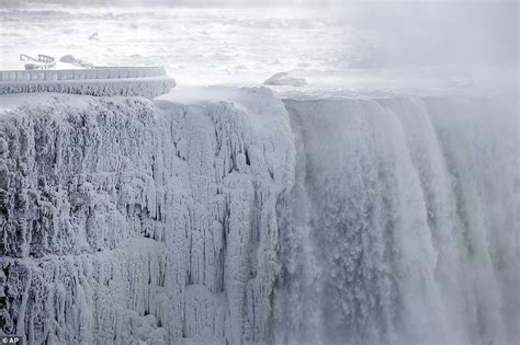 Niagara Falls Freezes Over As Deadly Polar Vortex Hits The Northeast Daily Mail Online