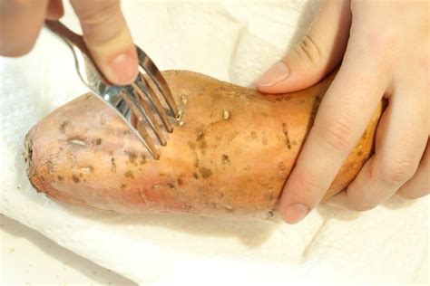 This easy baked potato recipe makes potatoes with salty, crispy skin and tender, fluffy insides. How to Bake Sweet Potatoes at 400 F | Livestrong.com