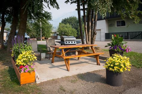 Bbq And Picnic Area Hotel In Fernie Bc Red Tree Lodge