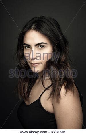 Junge Sch Ne Hispanische Frau Posiert Als Modell Im Fotostudio