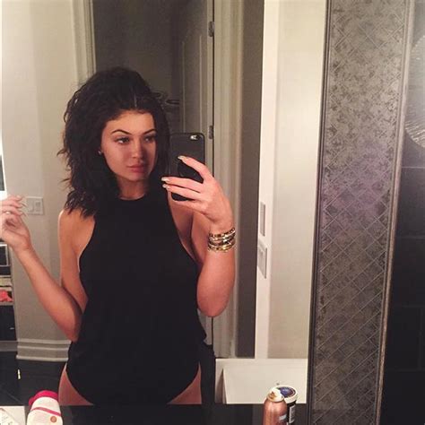 The Kylie Jenner Guide To The Ultimate Mirror Selfie Elle Canada