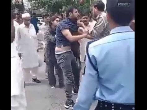 اسلام آباد؛ رانگ سائیڈ سے روکنے پر نوجوان اور ٹریفک پولیس میں جھگڑا ایکسپریس اردو