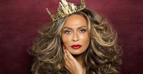 Photos Tina Knowles La Mère De Beyoncé En Reine Sur La Couverture Debony Le Huffpost