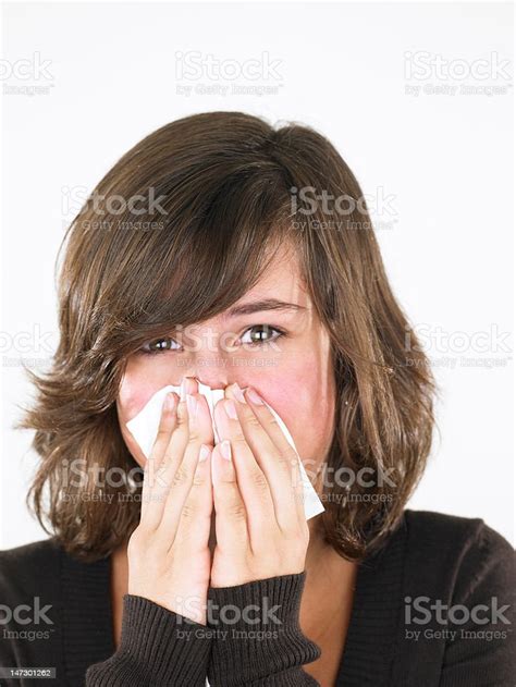 Teen 여자아이 불기 자신의 노즈 갈색 머리에 대한 스톡 사진 및 기타 이미지 갈색 머리 감기바이러스 감기와 독감 Istock