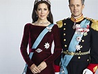 Mary de Dinamarca recurre a su vestido más icónico para el retrato oficial
