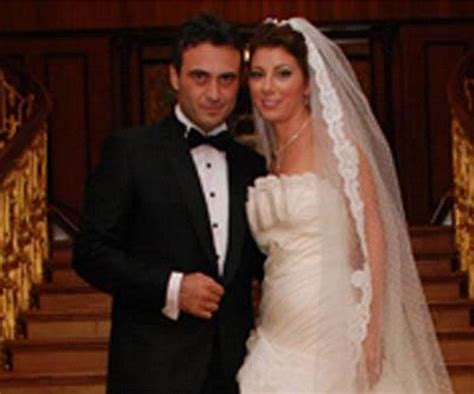 Ünlü şarkıcı kutsi, bir süredir, ekranlara veda eden huzur sokağı dizisindeki rol kutsi, karısı sinem bayraktutar ile huzur sokağı dizisinde birlikte rol aldığı sevgilisi feyza çıpa arasında kaldı. Sinem Bayraktutar: 'Tek suçlu benim'