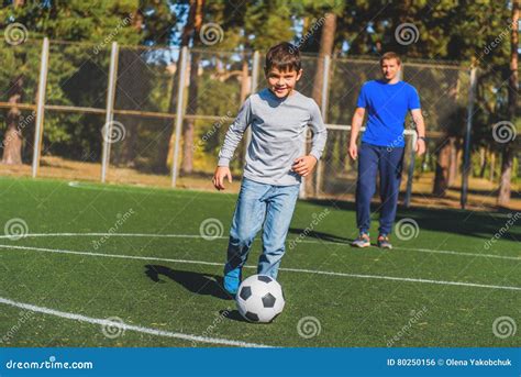 Me Gusta Jugar A Fútbol Con Mi Papá Foto De Archivo Imagen De