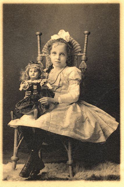 Victorian Girl And Her Doll Retrato De época Retro Fotos Y Fotos De época