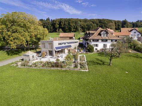 Das hinterhaus wurde als einfamilienhaus. Klimaholzhaus: Nachverdichtung aus Holz in Hausen, der Schweiz