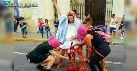la plomada blasfemia feministas representan frente una iglesia en argentina a “maría