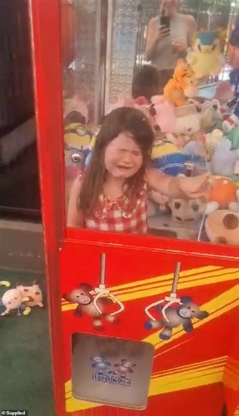 Little Aussie Girl Becomes Stuck In Claw Machine Trying To Steal Toy Daily Mail Online
