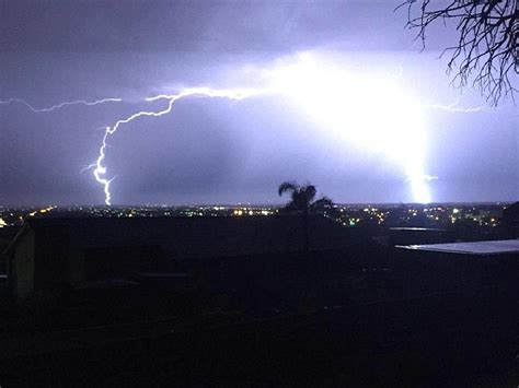 Severe Thunderstorms And Large Hailstones Hit Melbourne Daily Mail Online