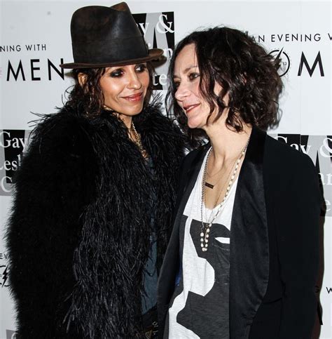 Sara Gilbert And Linda Perry Got Married Hollywood Couples Sara Gilbert Couples In Love