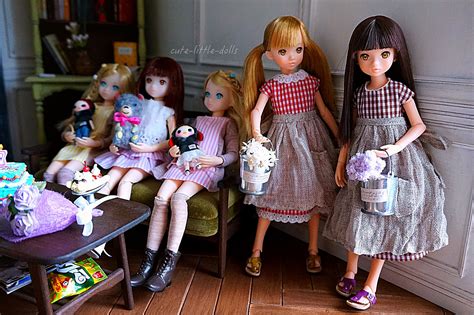 There Are Many Dolls Sitting Next To Each Other