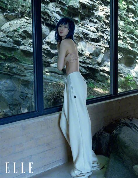 Zhou Dongyu S Latest Fashion Cover Blockbuster Half Naked Upper Body Vacuum Appearance