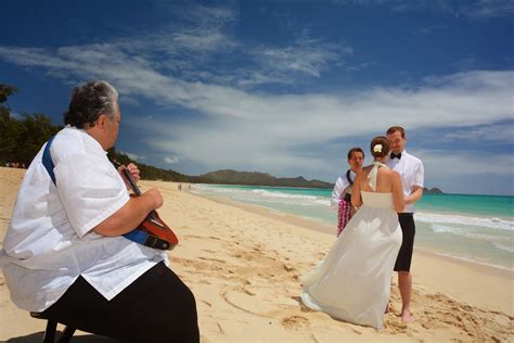 Hawaii Wedding Photos Ukulele Player