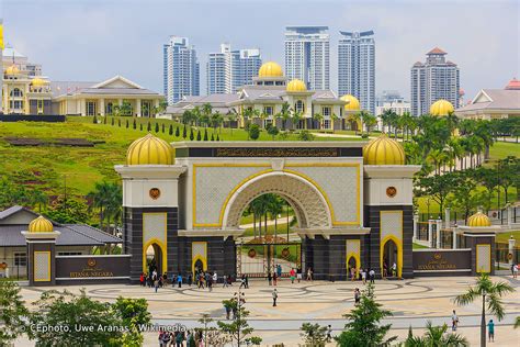 Resminya, istana yang dibangun di atas tanah seluas 241,3 hektar ini. NU Hotel @ KL Sentral: Istana Negara in Kuala Lumpur