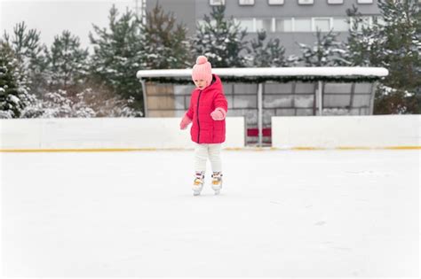 Menina Patinando No Gelo Na Pista De Gelo Foto Premium