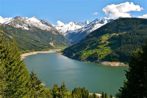 Oostenrijk heeft een oppervlakte van 83.870 vierkante kilometer en 8,3 miljoen inwoners. Dit zijn de drie mooiste bergmeren voor zeilers in ...