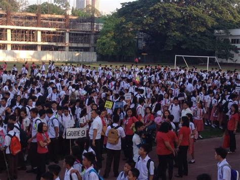 Rizal High School Pasig Has 9500 Students Over 100 Late For First