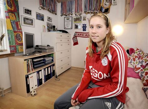 Christian eriksen stuikte net voor de rust plotseling in elkaar. Christian Eriksens søster på landsholdet - Fodbold | www.bt.dk