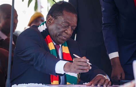 Emmerson Mnangagwa Est Officiellement Investi Président Du Zimbabwe