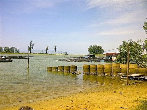 Pantai sri tujuh resort ligt aan het strand in tumpat en heeft een tuin en gratis wifi. Pantai Sri Tujuh, Tumpat