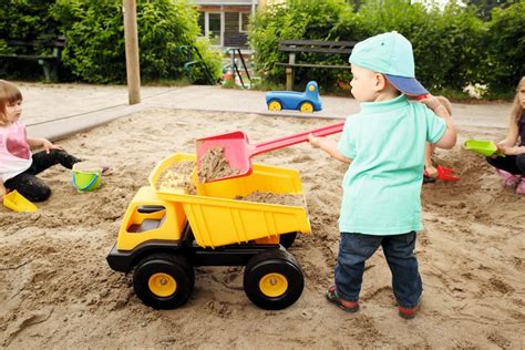 Es ist schon etwas besonderes sowohl für kinder, als auch für erwachsene, einen wunderschönen waldtag zu erleben. Dumper / LKW für den Sandkasten | Holz Spielzeug Peitz