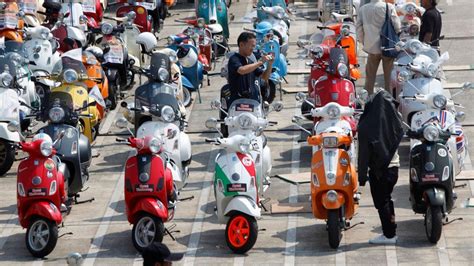 The Vespa How A Motor Scooter Became Stylish Bbc Culture