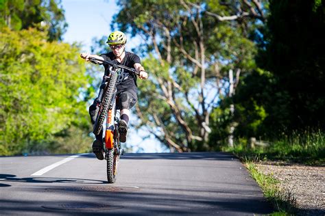10.1 here are a few tips to help prevent you crashing while doing a wheelie steps to how to wheelie on a dirt bike: How-To: Wheelie an e-MTB - Transmoto