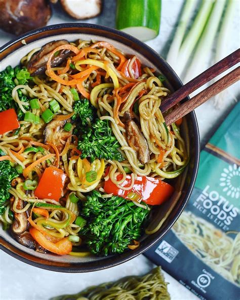 Vegetable Stir Fry Noodles In 2022 Vegetable Lo Mein Vegan Chinese