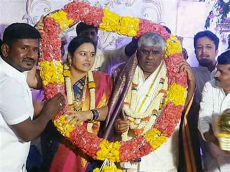 ಹಾಸನದಲ್ಲಿ ಮತ್ತೆ ಮದುವೆಯಾದ ಎಚ್ ಡಿ ರೇವಣ್ಣ Jds Leader Hd Revanna Marries His Wife Bhavani