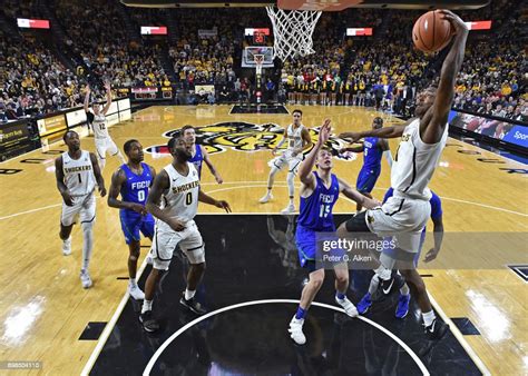 Darral Willis Jr 21 Of The Wichita State Shockers Drives To The Photo Dactualité Getty