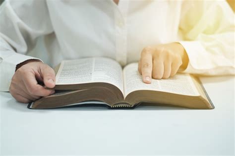 La Mujer Está Leyendo La Biblia Foto Premium