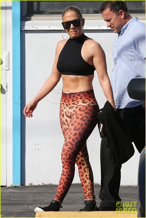 Full Sized Photo Of Jennifer Lopez Abs For Days At Gym 01 Photo