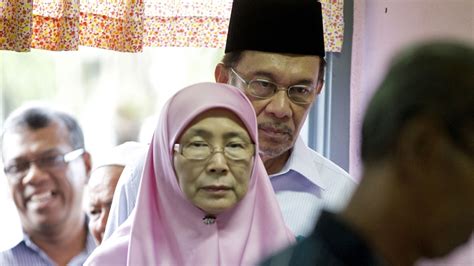 jailed malaysian opposition leader s wife wins his seat news al jazeera