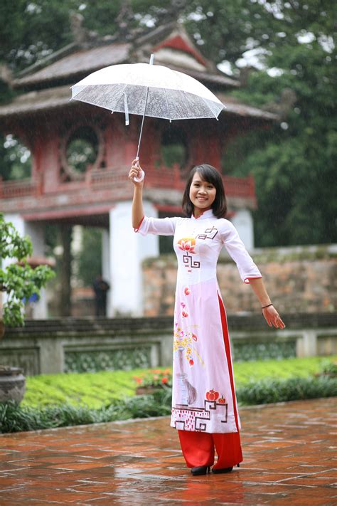 무료 이미지 소녀 여자 비 아시아 사람 봄 중국말 빨간 우산 의류 정원 레이디 시즌 드레스 행복 일본어 아름다움 즐거움 2912x4368