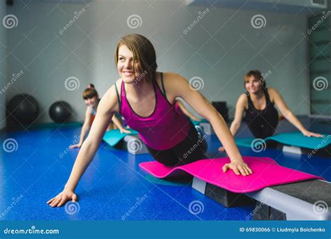 gruppe junge frau und kleine mädchen die gymnastische Übungen tun stockfoto bild von frau