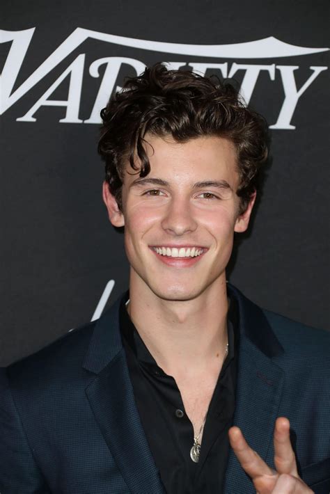 He spent his early days learning to play guitar by watching youtube tutorial. Shawn Mendes kündigt Livestream-Event an