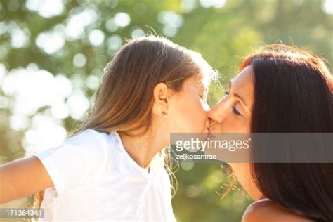 Mère Et Fille Embrassant Photo Getty Images