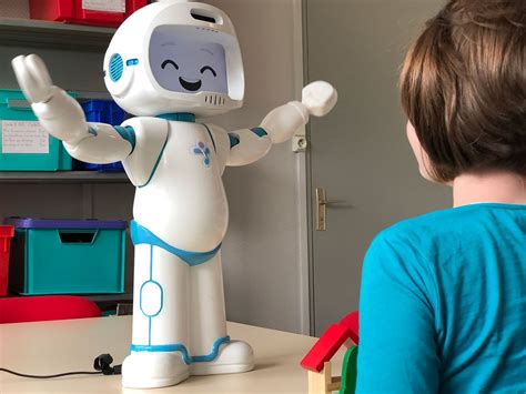 This Smiling Robot Helps Kids With Autism Giddyup