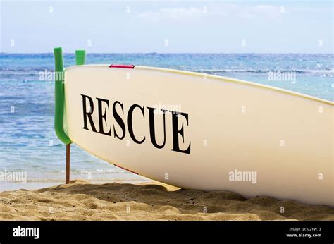 Sauveteur Sauvetage Planche De Surf Sur La Plage Banque De