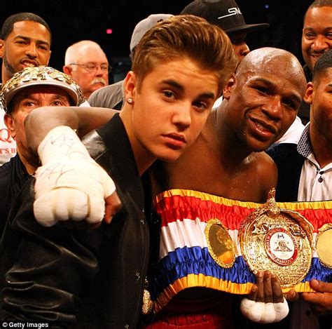 Cristiano Ronaldo Takes Snap With Boxing Champ Floyd Mayweather Daily Mail Online