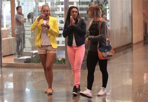 Anúncios classificados de autos, imóveis e empregos, informações de tempo, trânsito, cinema, teatro e dicas de lazer. Jogadora Marta passeia com amigas em shopping no Rio de ...