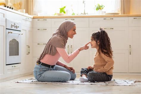 Mooie Moeder Van Een Moslim En Kleine Dochter Die Samen Plezier Hebben