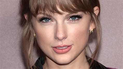 Taylor Swifts Eye Popping 2022 Vmas Look Sends Fans Into Conspiracy