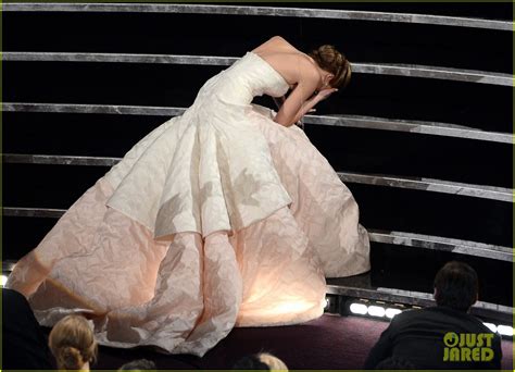 Jennifer Lawrence Wins Best Actress Oscar Falls On Stage Photo Jennifer Lawrence