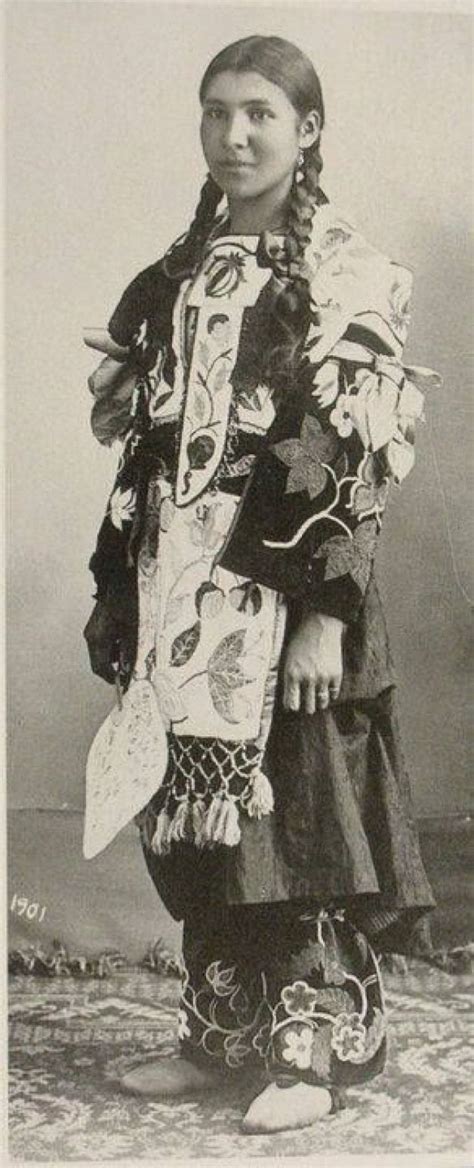 An Ojibwe Woman 1901 Les Ojibwés Ojiboués Ou Anishinaabes