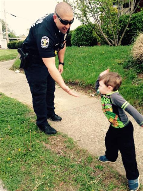 louisville police officer pulls over a 2 year old in a toy car and makes his day